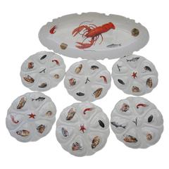 Ensemble de poissons comprenant un grand plateau et six assiettes à huîtres en porcelaine française des années 1960