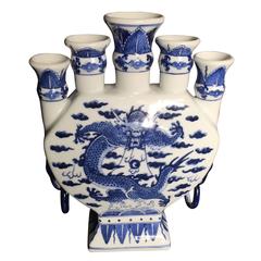 Vase à fleurs Tulipiere Ikebana en céramique bleue et blanche pure:: signé à l'état neuf et emballé