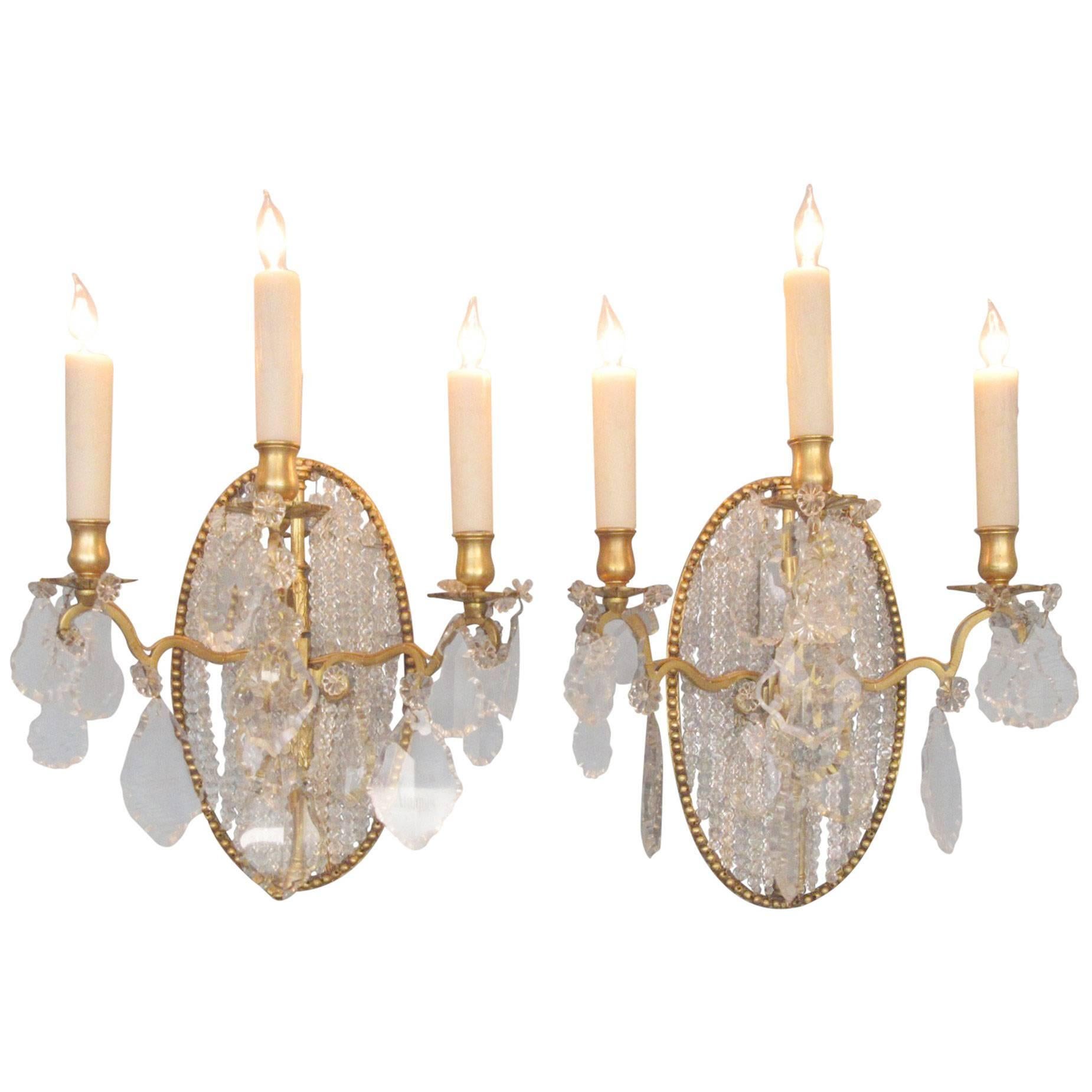 Paire d'appliques néoclassiques italiennes du début du XIXe siècle à dos médaillon en cristal en vente