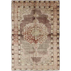 Oushak Vintage-Teppich mit Mittelmedaillon in Aubergine