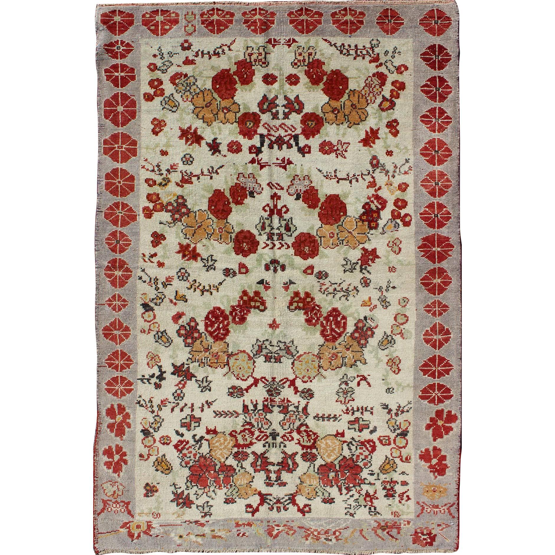 Tapis turc vintage Oushak avec fond à motif de fleurs sur toute sa surface et bordure de Boteh