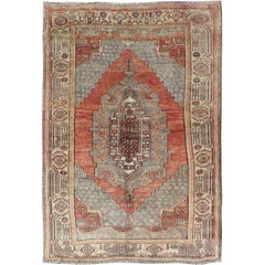 Türkischer Oushak-Teppich mit geometrischen Stammesmotiven in Rot-Orange und Grau