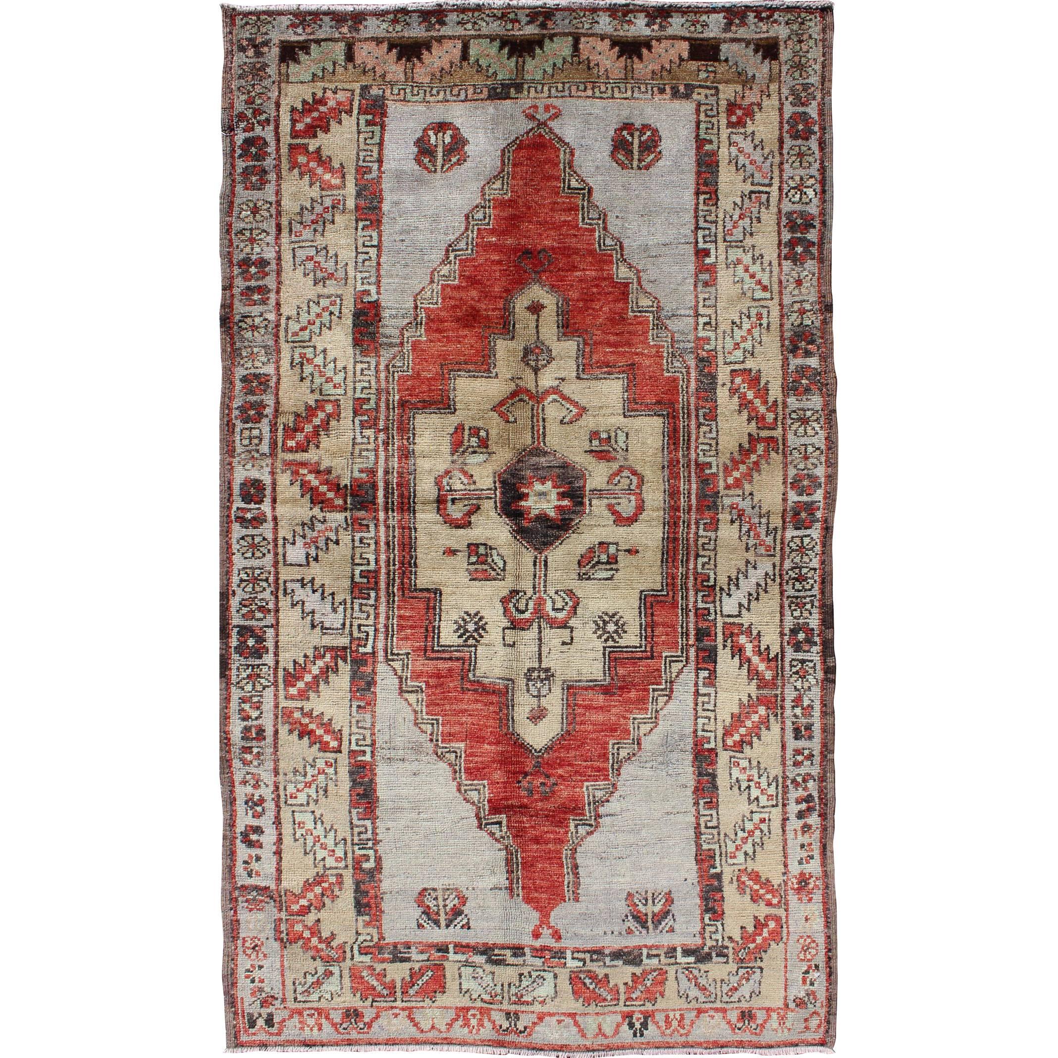 Tapis turc Oushak vintage en rouge orange, beurre et gris clair