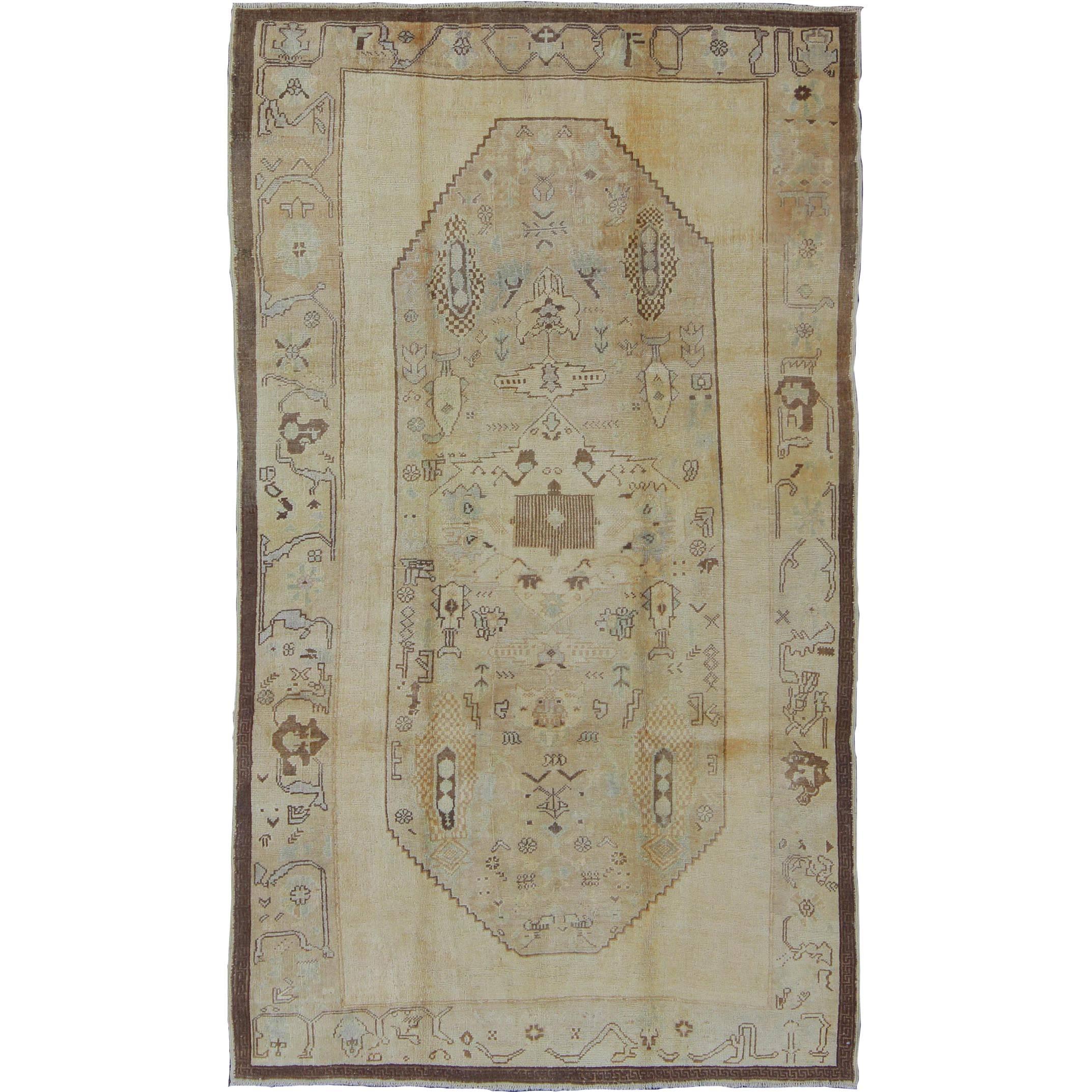 Türkischer Oushak-Teppich im Vintage-Stil mit Stammesfiguren in einer erdigen Farbpalette, Vintage im Angebot