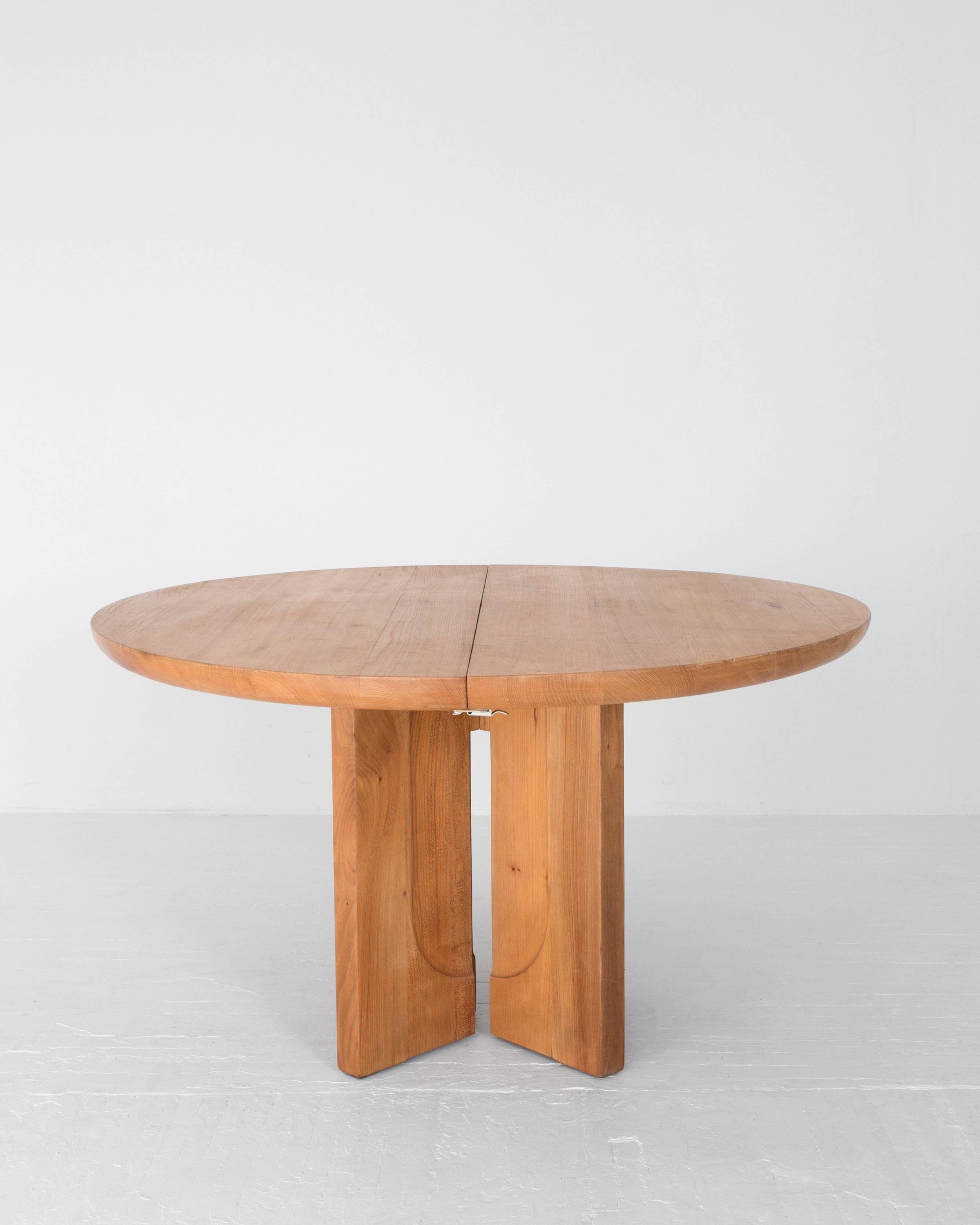 Handsome and well-built elm table in the style of Pierre Chapo. 

Measures: Centre leaf is 18