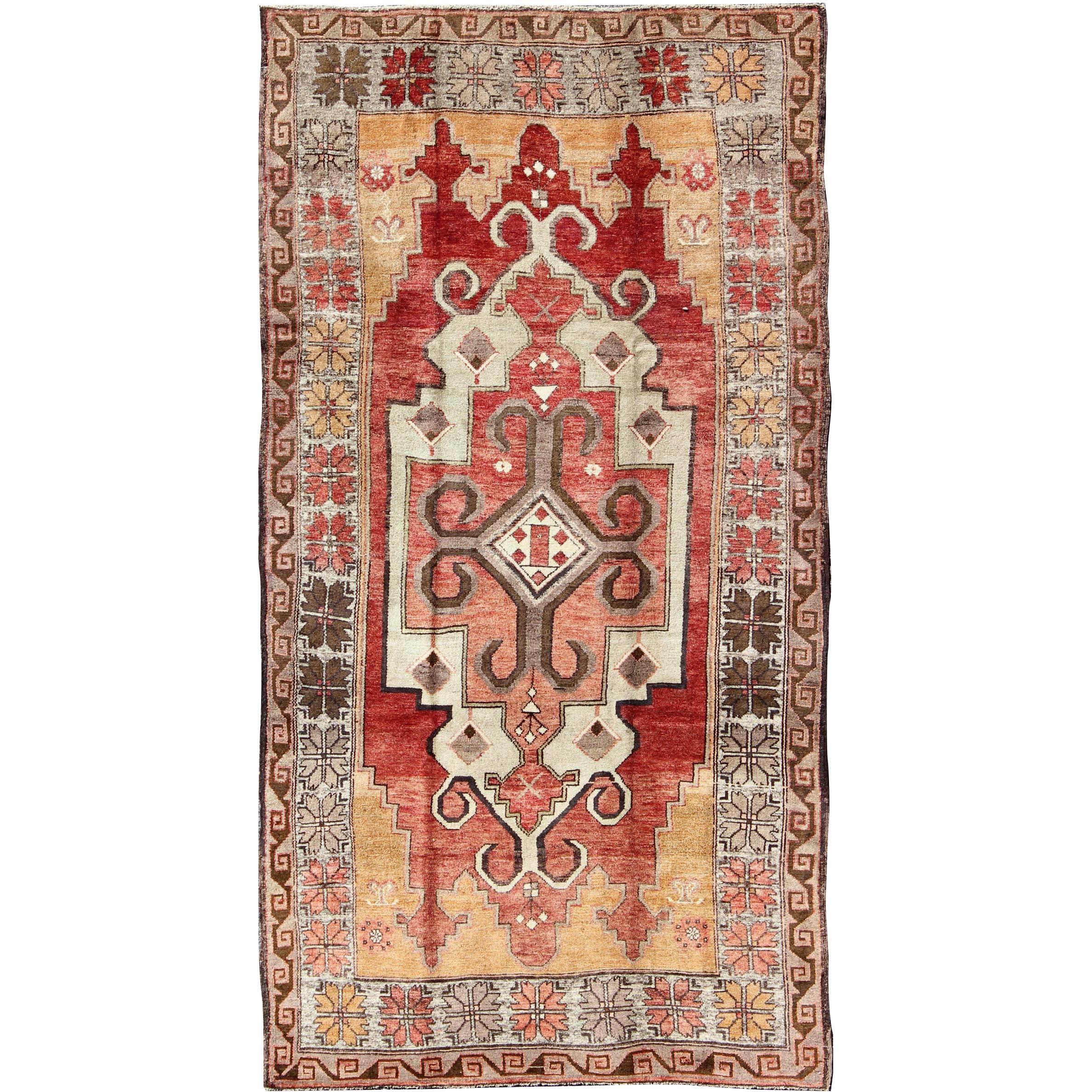 Türkischer Oushak-Teppich im Vintage-Stil mit geometrischem Stammesmedaillon in Rot, Elfenbein und Gold im Angebot
