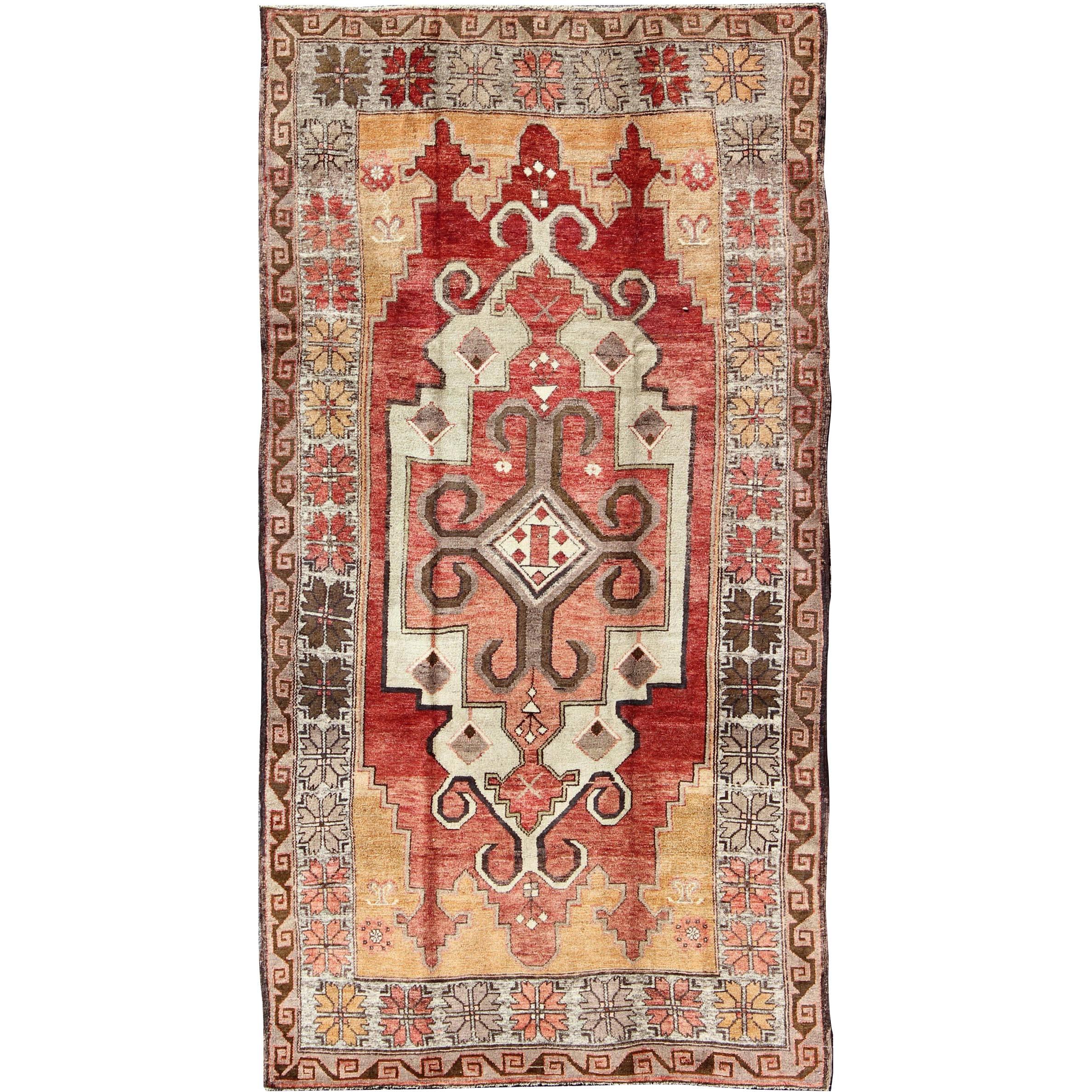 Tapis turc vintage Oushak avec médaillon géométrique et tribal rouge, ivoire et or