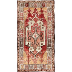 Tapis turc vintage Oushak avec médaillon géométrique et tribal rouge, ivoire et or