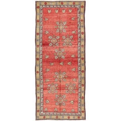 Tapis turc vintage d'Oushak avec des fleurs dans le champ central et les bordures