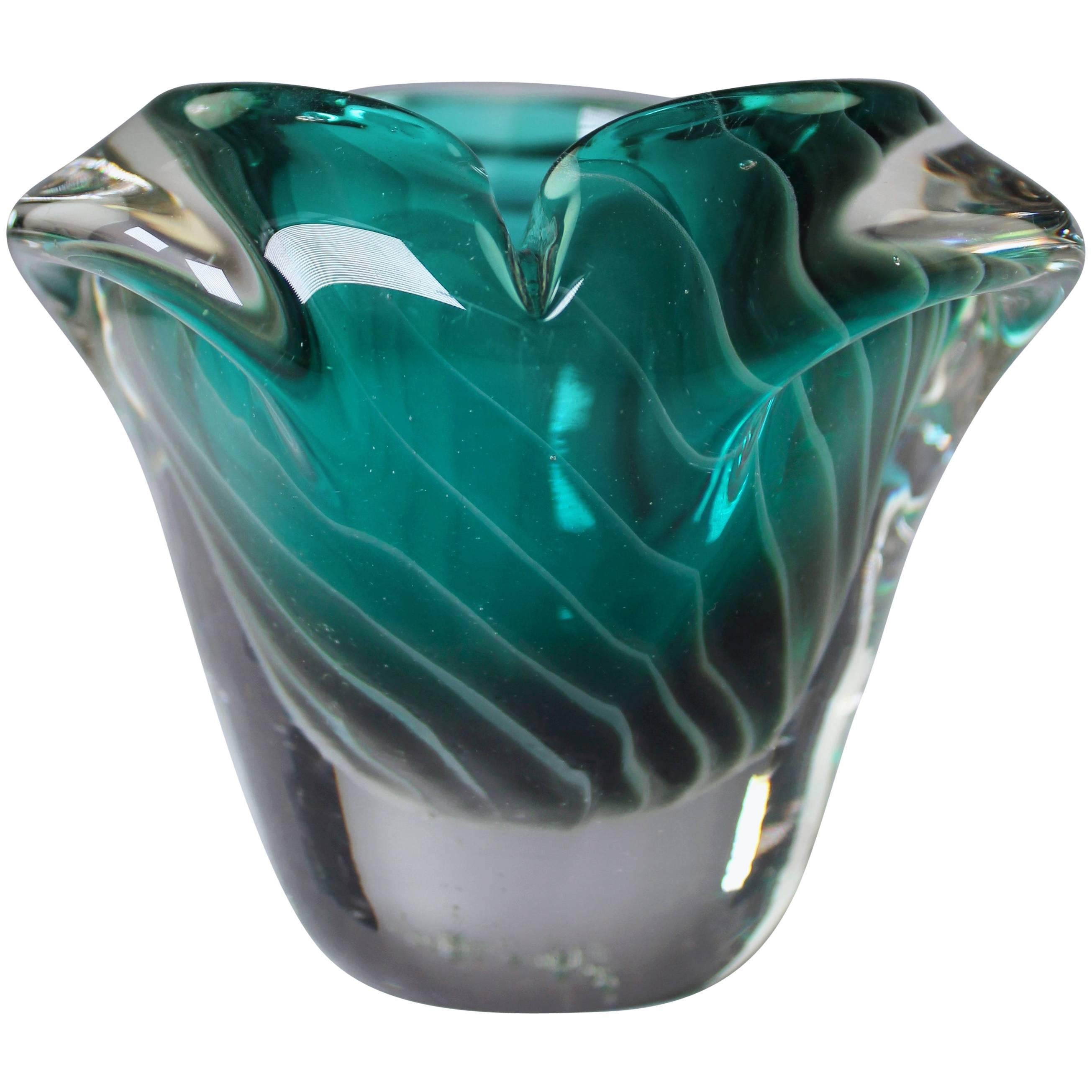 Nanny Still McKinney Small Finnish Emerald Green and White Glass Bowl, 1960s For Sale