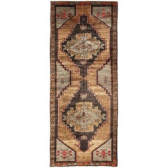 Tapis de couloir galerie turc vintage aux accents dorés, bruns, taupes et rouges