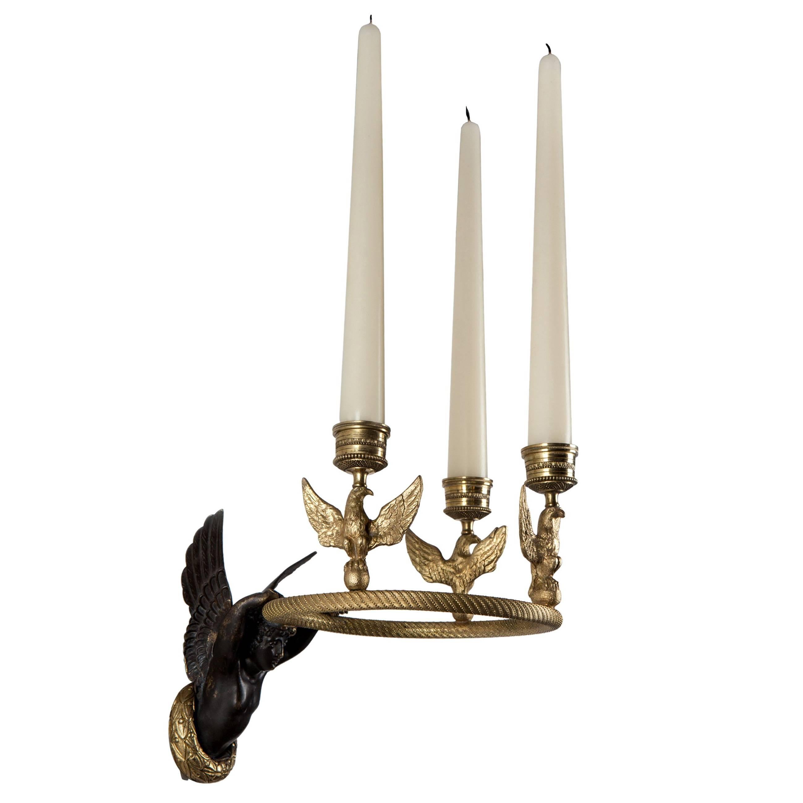 Vergoldeter Empire-Reif-Wandleuchter für Kerzen mit geflügelter Figur und drei Adlern, 1860er Jahre im Angebot