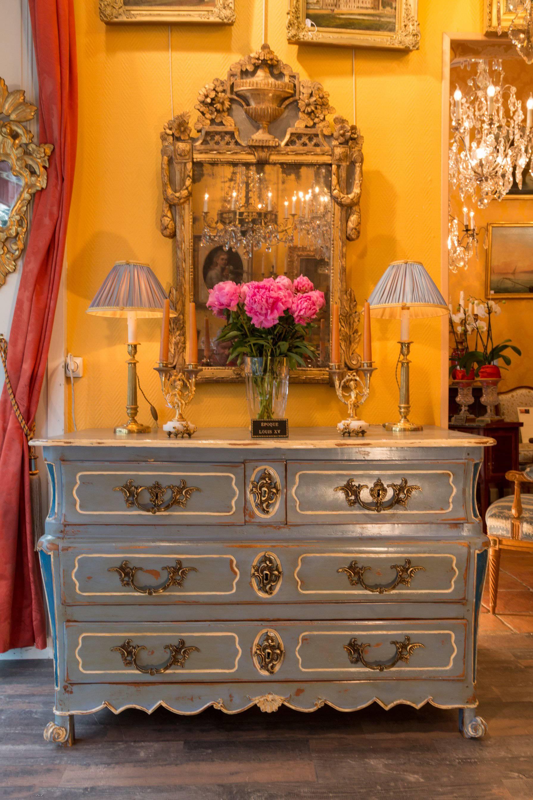 Gorgeous, elegant and rare French Provençal Louis XV period four-drawers in solid walnut blue lacquered commode with bombe front and sides, lovely snail feet. Original patinated bronze hardwares.

 Beautiful Provençal commode, mid-18th century,