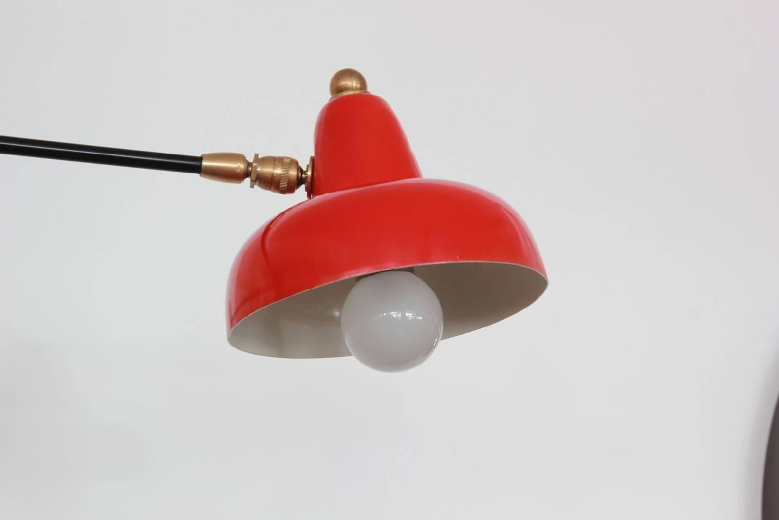 Italian counterbalance articulating wall sconce with original red metal shade, brass arm and hardware. Newly rewired.
Great scale.
Newly rewired.