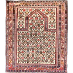 Antiker kaukasischer Schirwan-Teppich des 19. Jahrhunderts mit Gebetsdesign in Elfenbein 