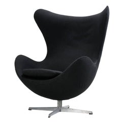 Authentischer Arne Jacobsen für Fritz Hansen Egg Chair neu gepolstert in Schwarz:: 1960er Jahre