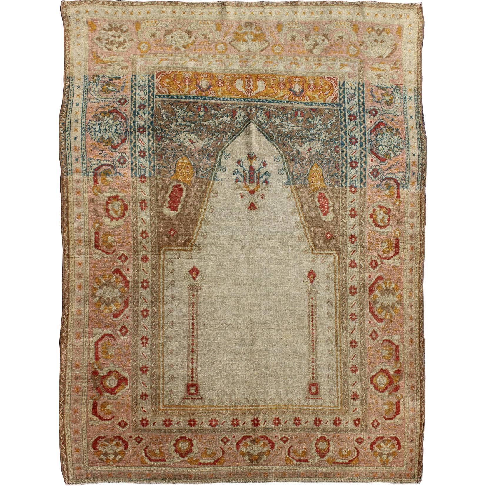Ancien tapis de prière turc Sivas avec motif floral en ivoire, taupe et rose en vente