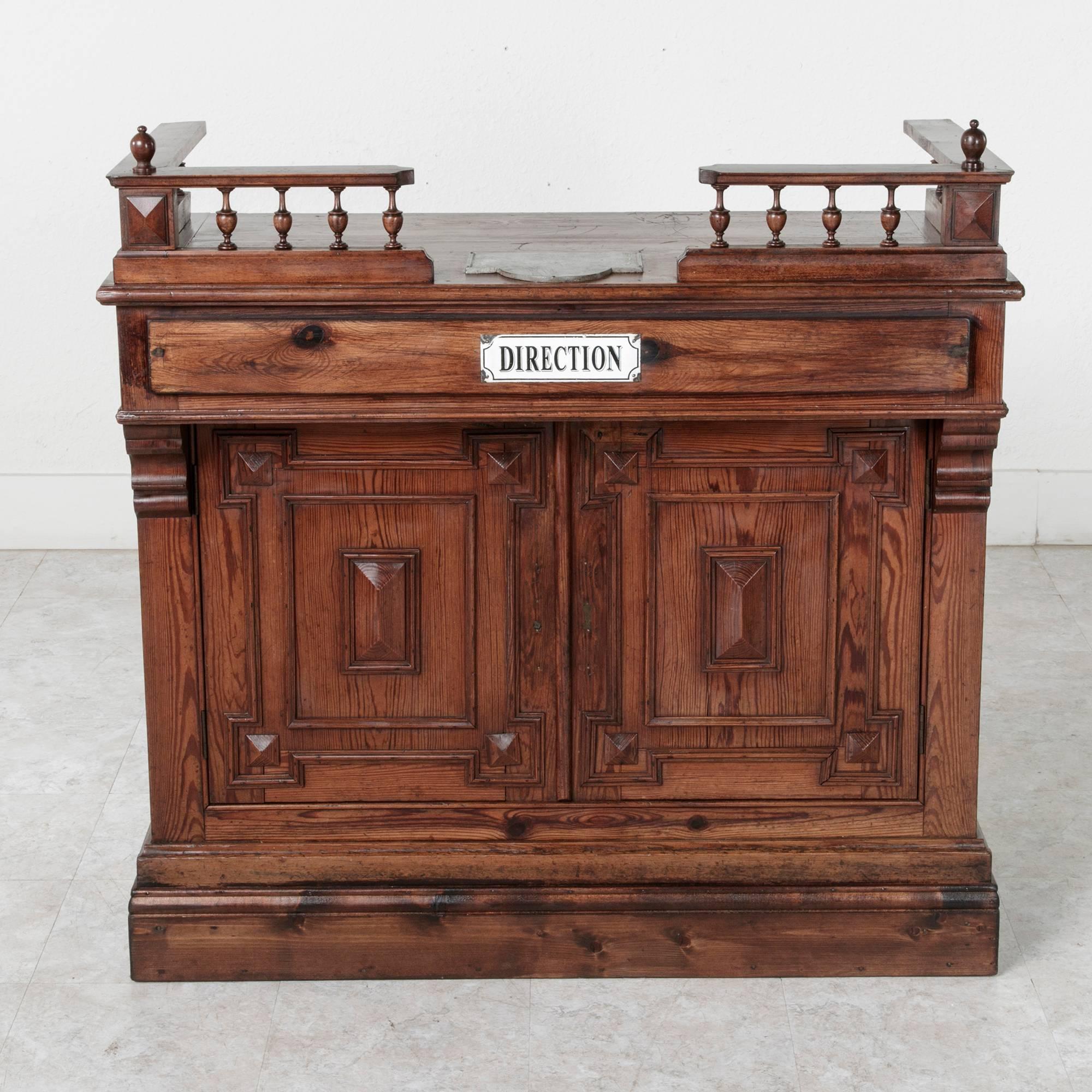 French Pitch Pine Shop Counter or Dry Bar with Spooled Gallery, circa 1900 In Excellent Condition In Fayetteville, AR