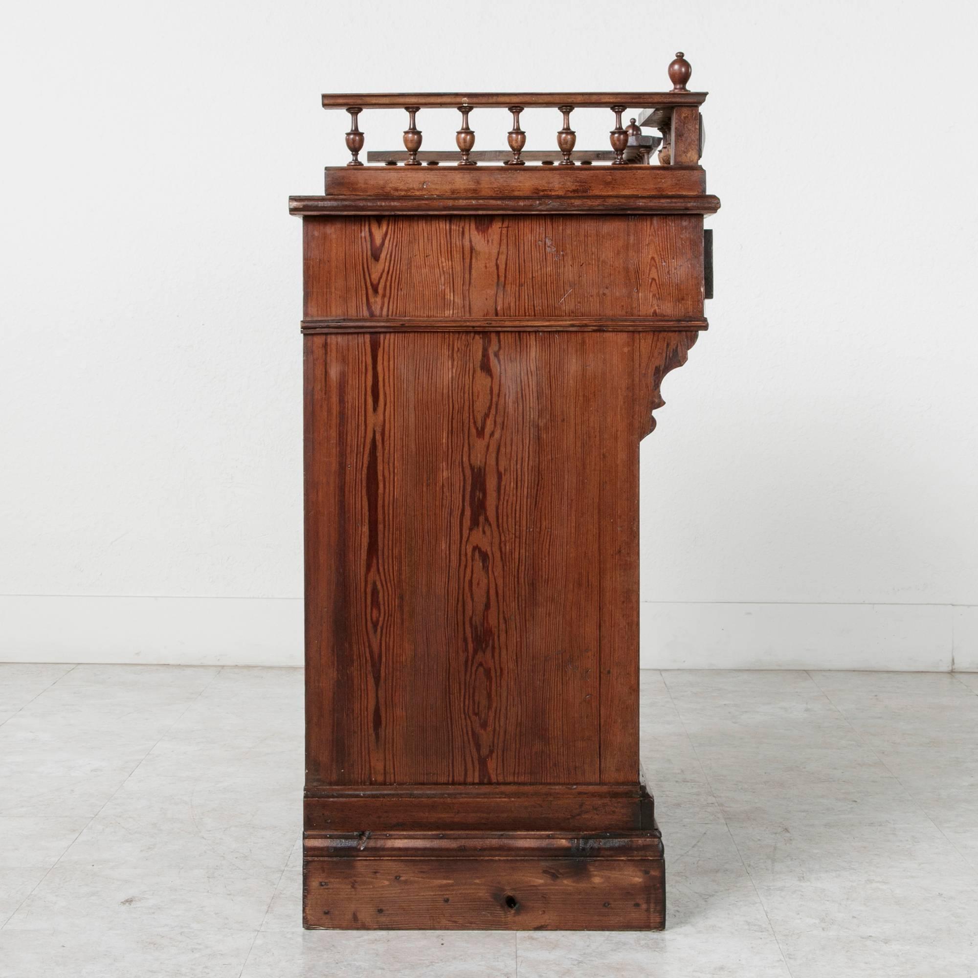 French Pitch Pine Shop Counter or Dry Bar with Spooled Gallery, circa 1900 1