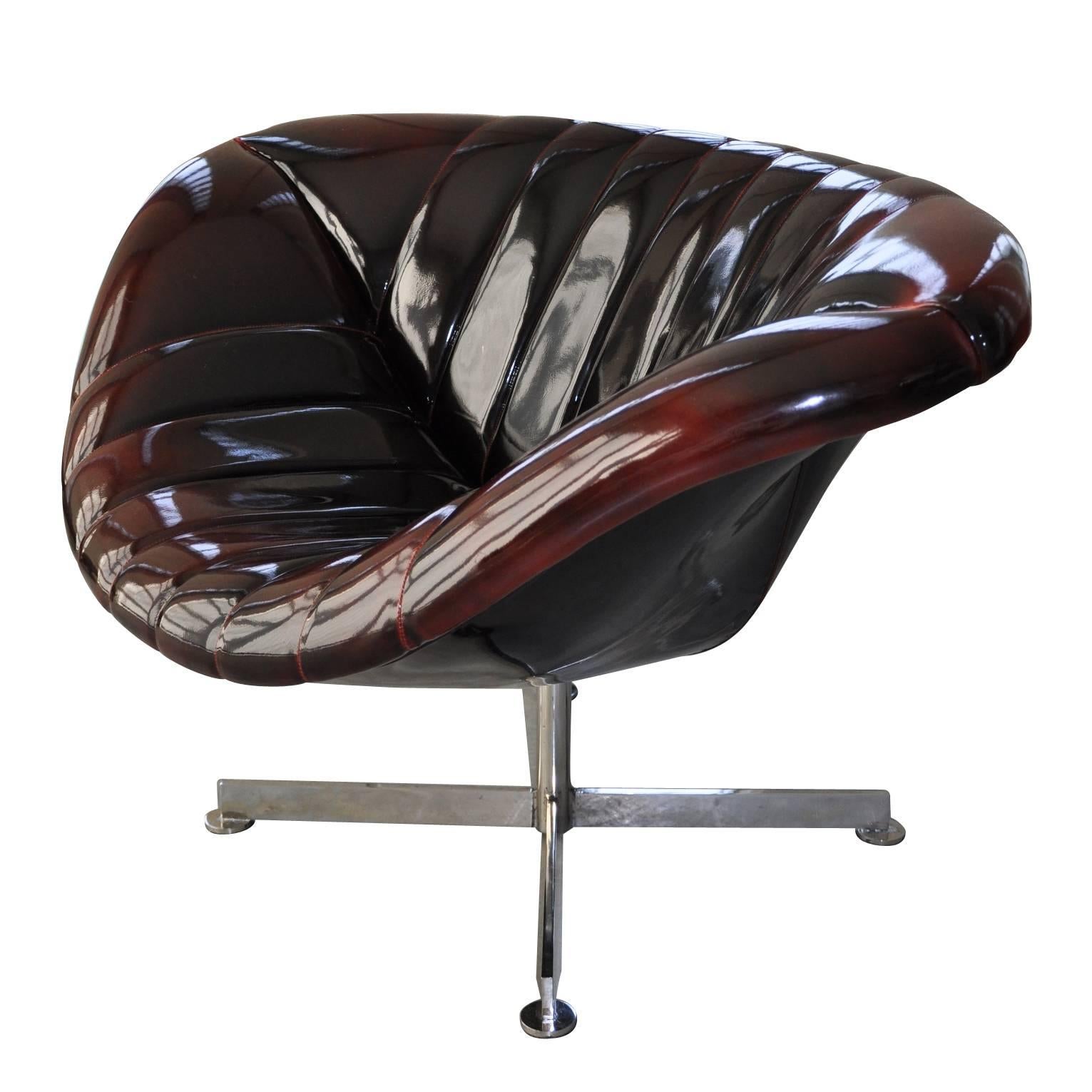 Very nice and rare arm chairs of the Dutch manufacturing ROHE only four years in production.
When these vinyl stretched get this changed from color to wine red. 
Very nice shape it's like you're sitting in a lip, while still comfortable to.
When
