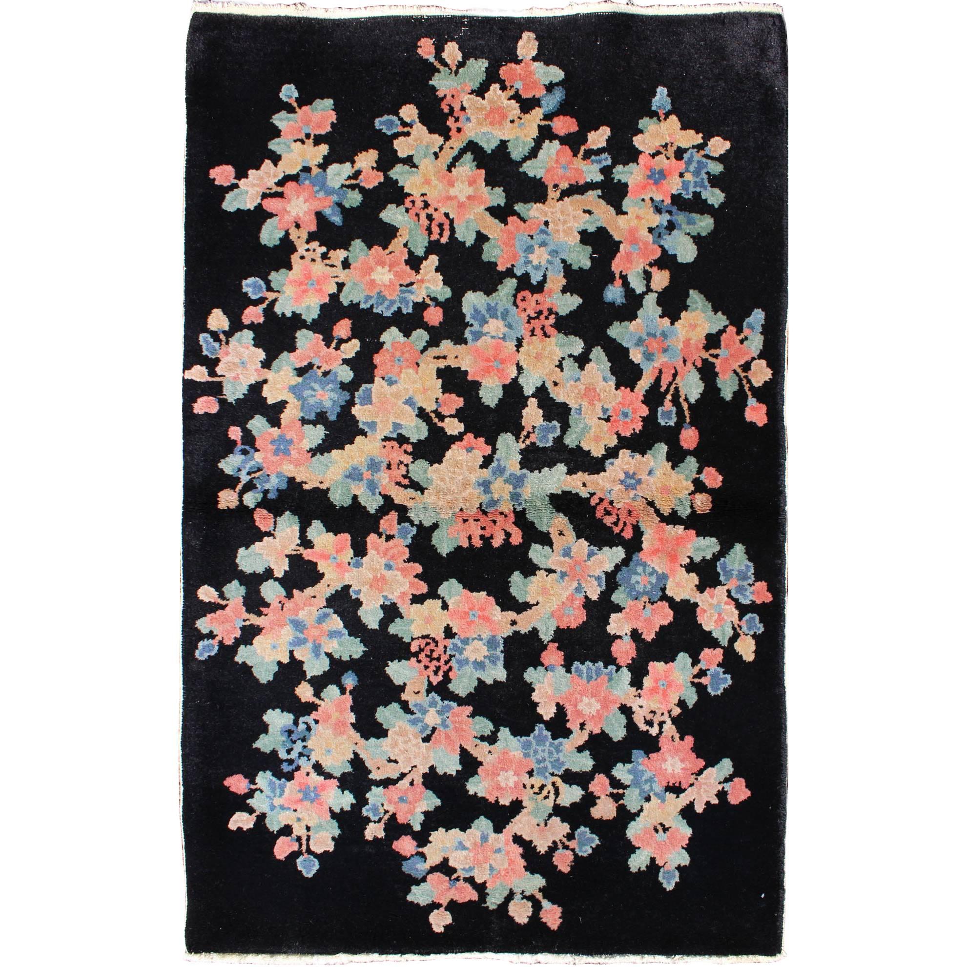 Chinesischer Art-Déco-Teppich mit schwarzem Hintergrund und pastellfarbenem Blumenstrauß im Angebot