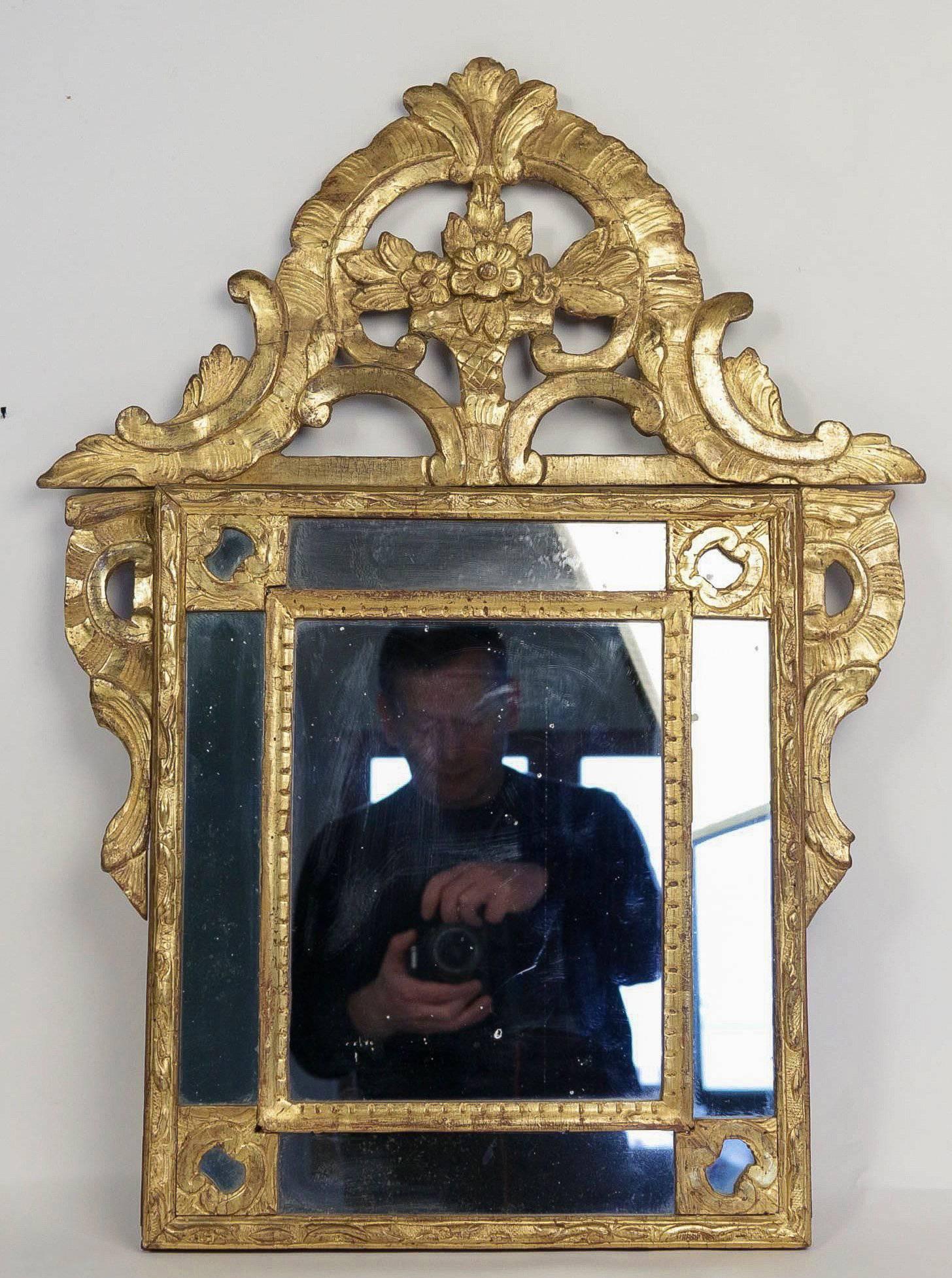 18th Century French Regence Period, Hand-Carved Giltwood Front-Top Mirror, circa 1720 For Sale