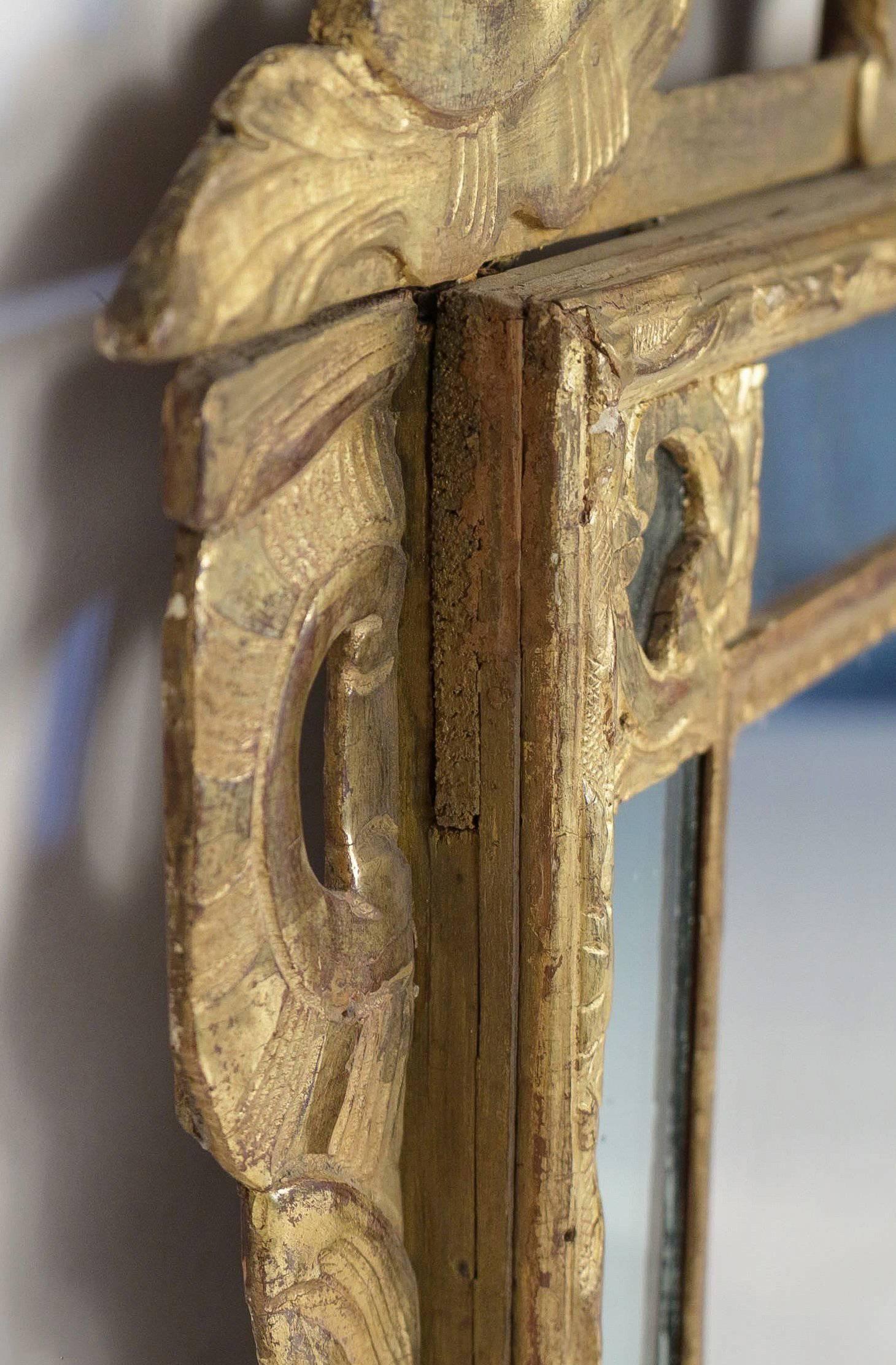 French Regence Period, Hand-Carved Giltwood Front-Top Mirror, circa 1720 For Sale 3