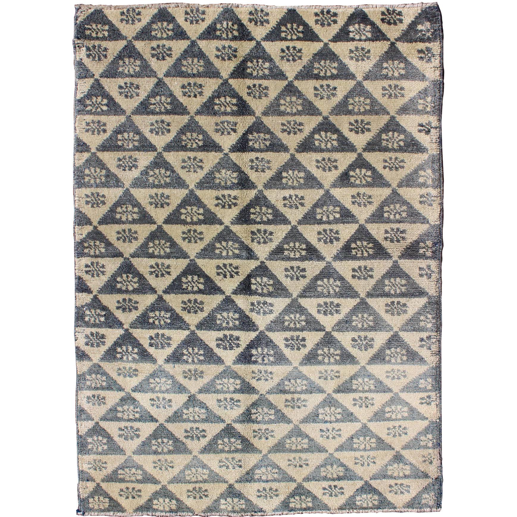 Türkischer Tulu-Teppich mit blauem und elfenbeinfarbenem Dreiecks-/Blumendesign