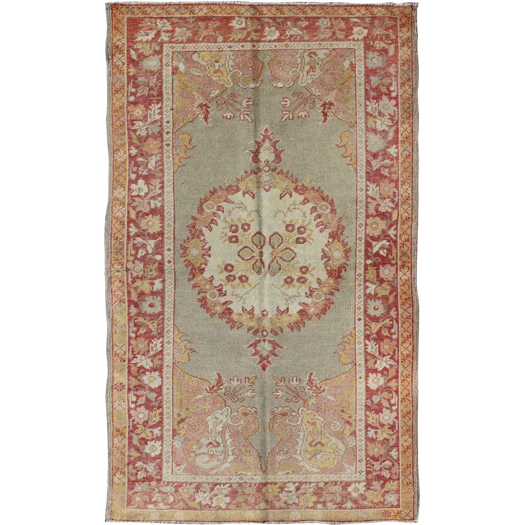 Türkischer Oushak-Teppich im Vintage-Stil mit floralem Medaillonmuster in Rot und Hellblau