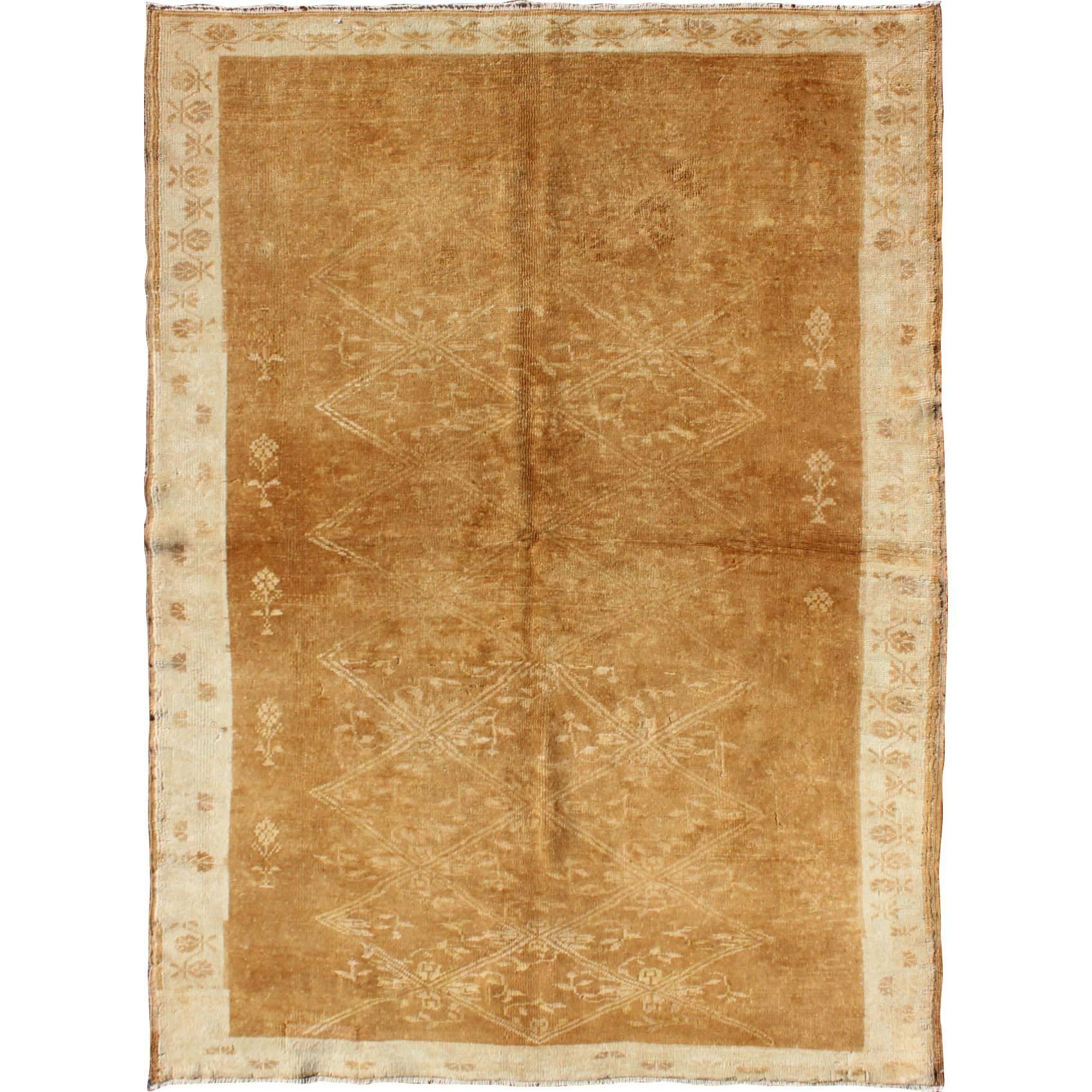 Tapis turc vintage marron clair avec motif treillis en marron clair et ivoire en vente