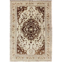 Türkischer Oushak-Teppich im Vintage-Stil mit aufwändigem floralem Medaillon in Braun und Elfenbein