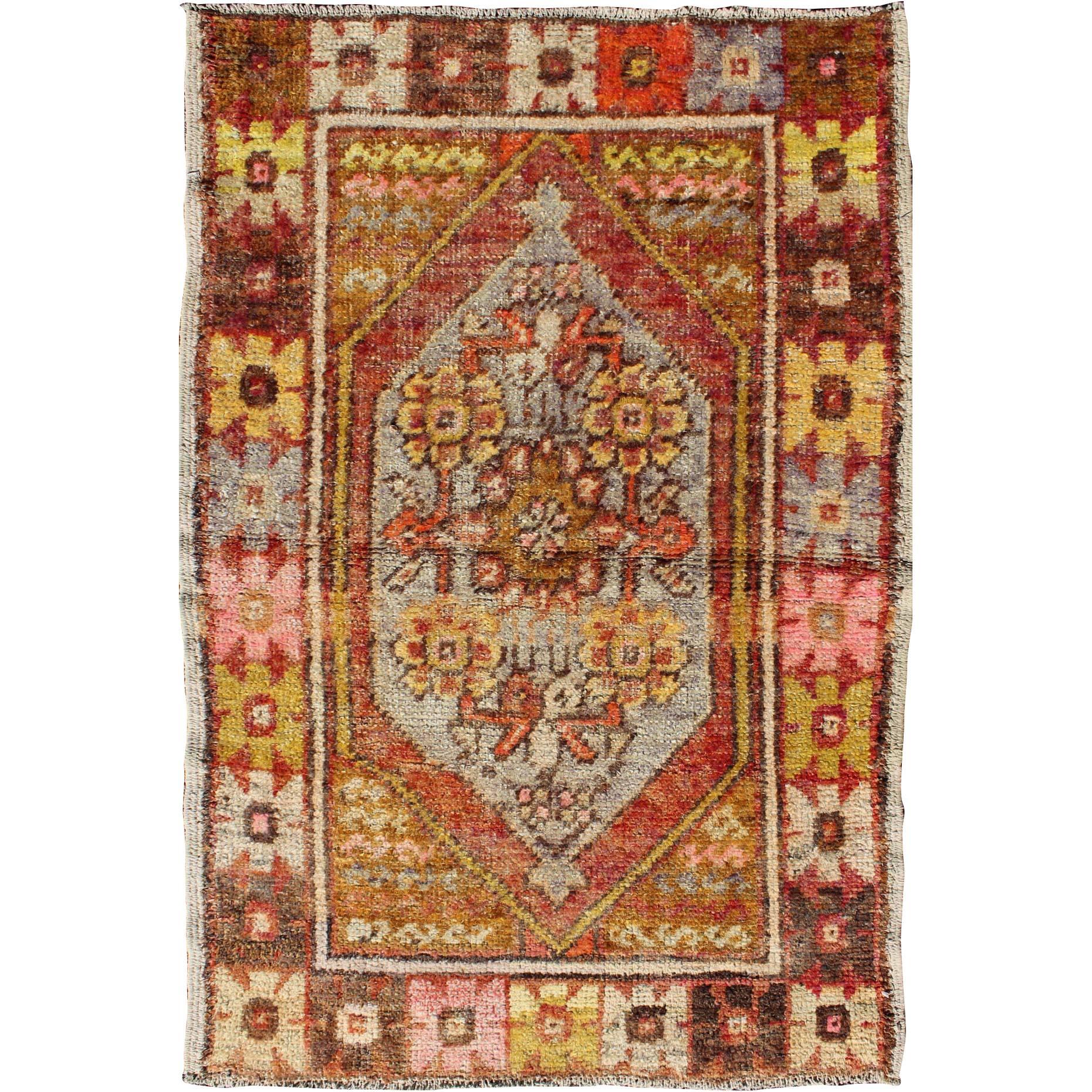 Pequeño Oushak Turco Vintage De Colores Con Medallón Floral Y Bordes