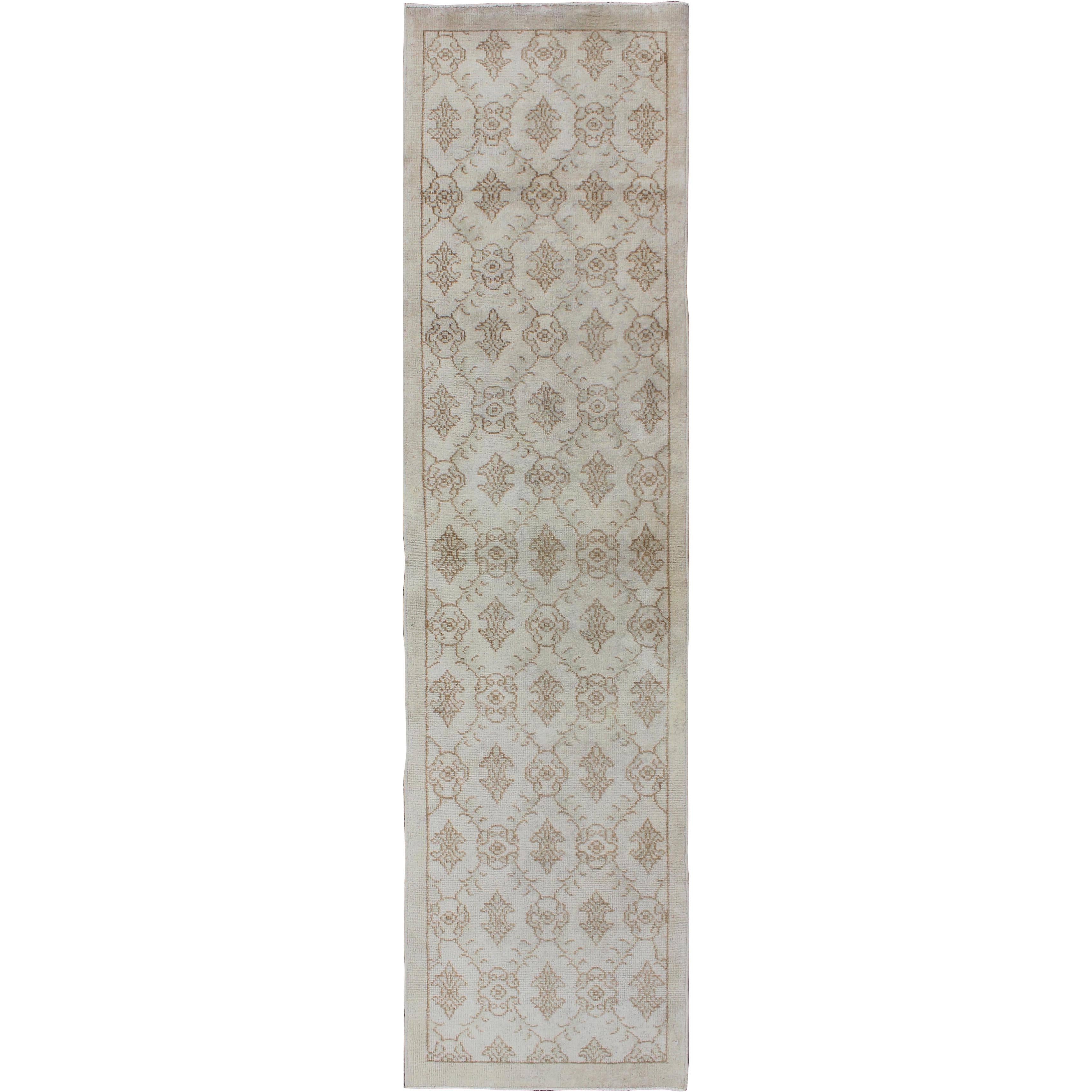 Tapis de couloir vintage turc Oushak avec motif en treillis brun clair sur toute sa surface