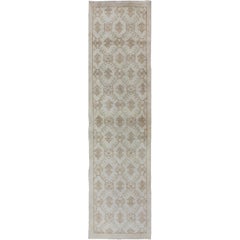 Tapis de couloir vintage turc Oushak avec motif en treillis brun clair sur toute sa surface