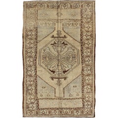 Geometrischer türkischer Oushak-Teppich im Vintage-Stil in Braun, Creme, Hellblau und Tan
