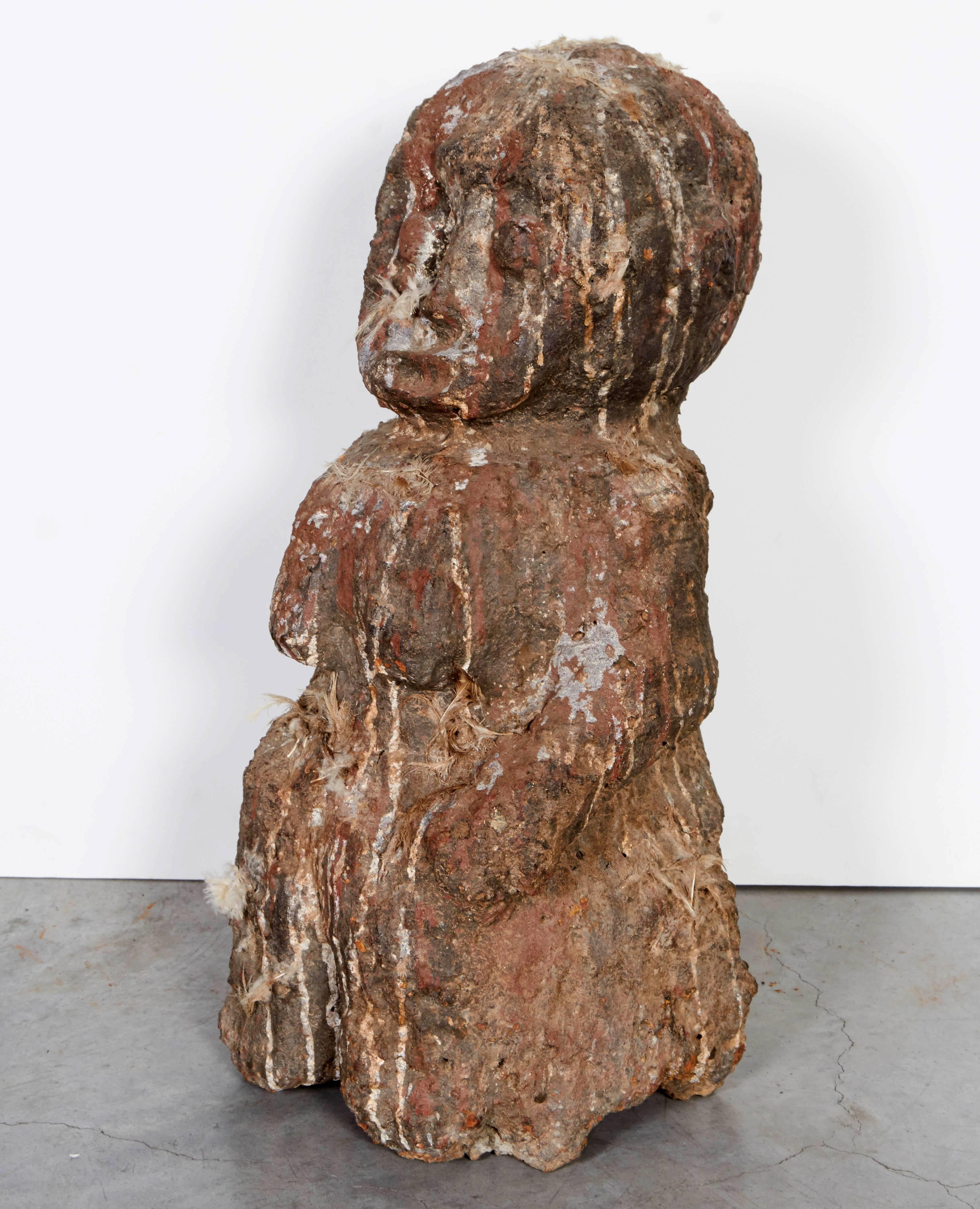 Westafrikanische Steinschreinfigur-Skulptur, hervorragende Patina und Textur im Zustand „Gut“ im Angebot in New York, NY