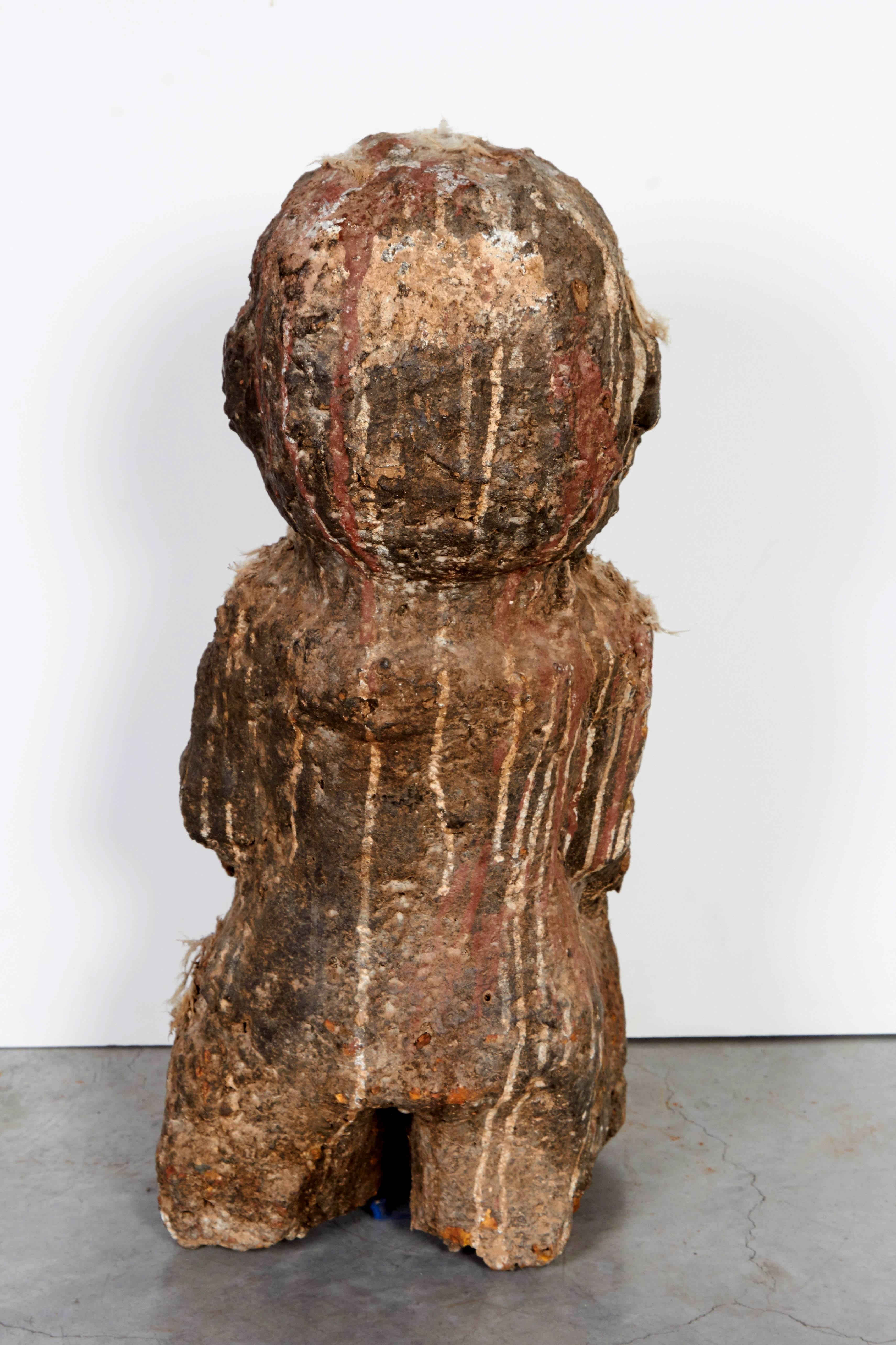 Westafrikanische Steinschreinfigur-Skulptur, hervorragende Patina und Textur (20. Jahrhundert) im Angebot