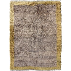 Tapis turc moderne et vintage Tulu avec champ ouvert en gris et crème/jaune