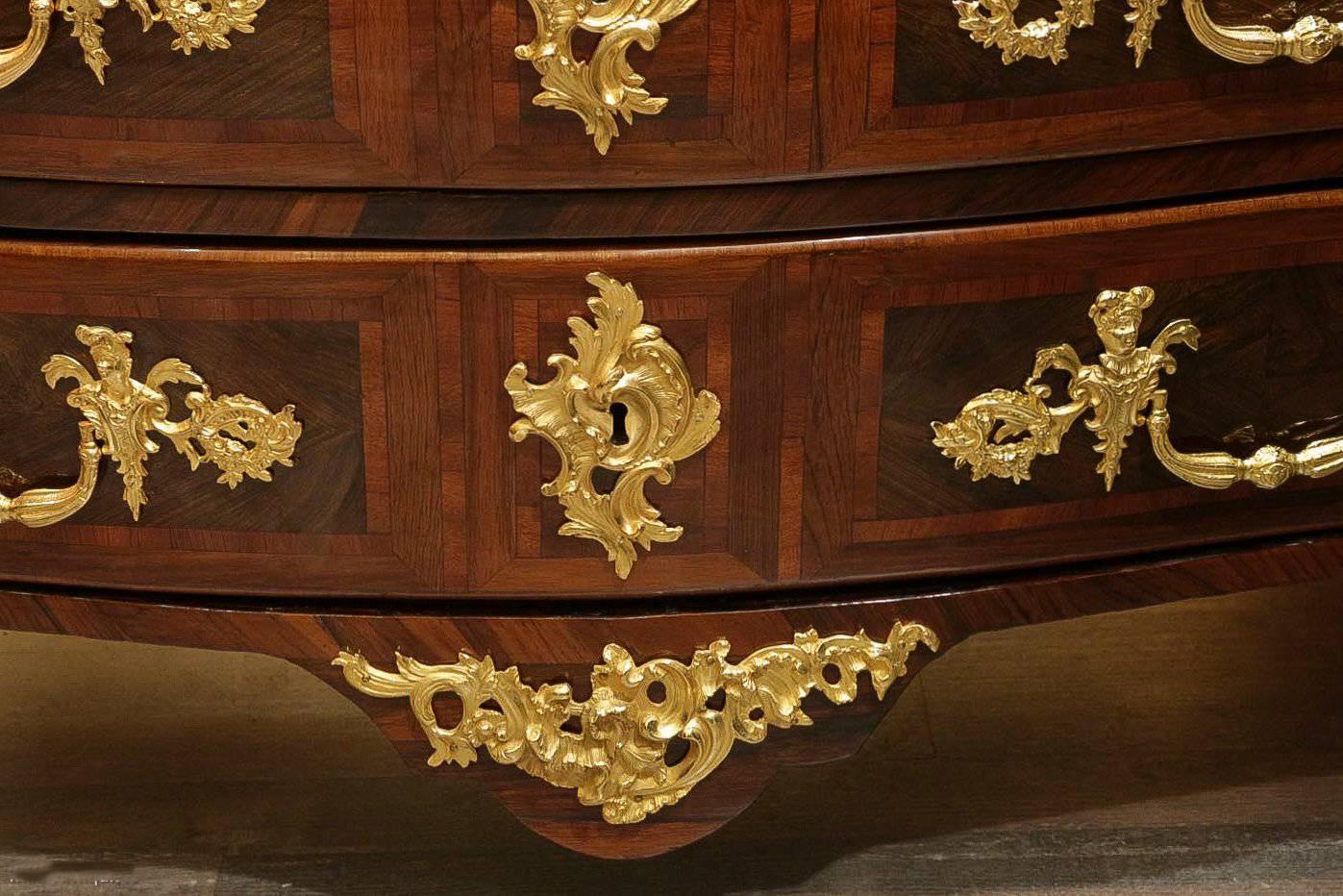 Mid-18th Century French Louis XV Period Commode Sign by Nicolas Berthelmi In Excellent Condition For Sale In Saint Ouen, FR