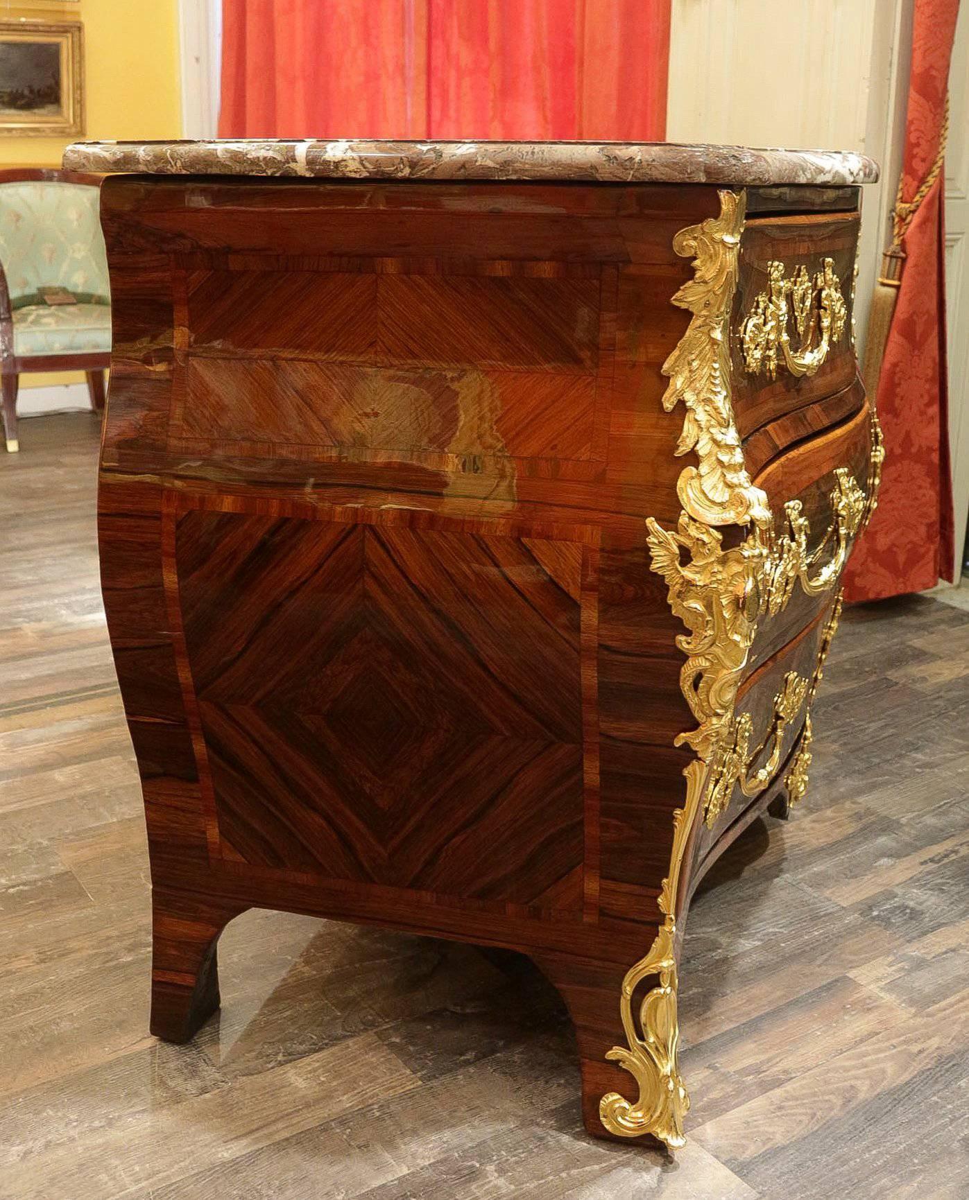 Mid-18th Century French Louis XV Period Commode Sign by Nicolas Berthelmi For Sale 2