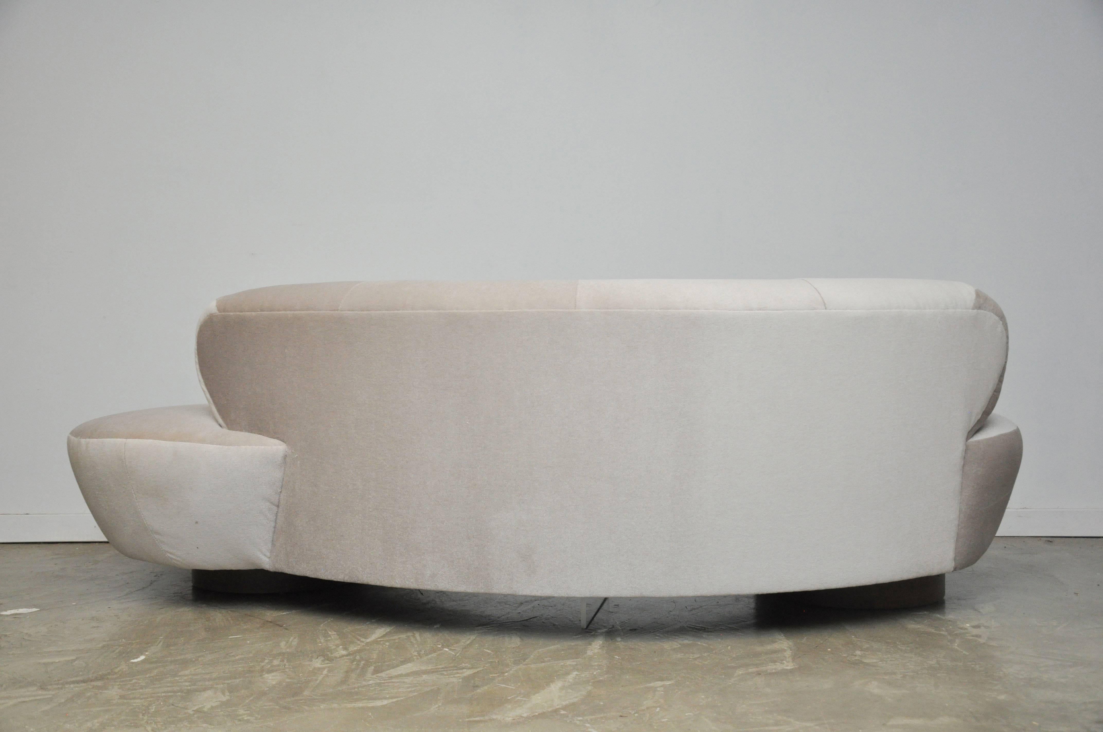 Vladimir Kagan Serpentine Sofa on Walnut Base In Excellent Condition In Chicago, IL
