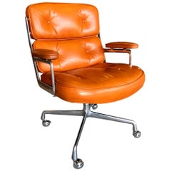 Vieux fauteuil Eames Time Life en cuir cognac