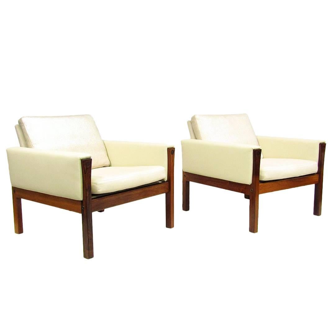 Two "AP62" Lounge Chairs in Rosewood by Hans Wegner For Sale