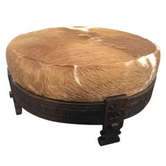 Grande table ronde tribale basse en forme de moulin transformée en ottoman ou en pouf