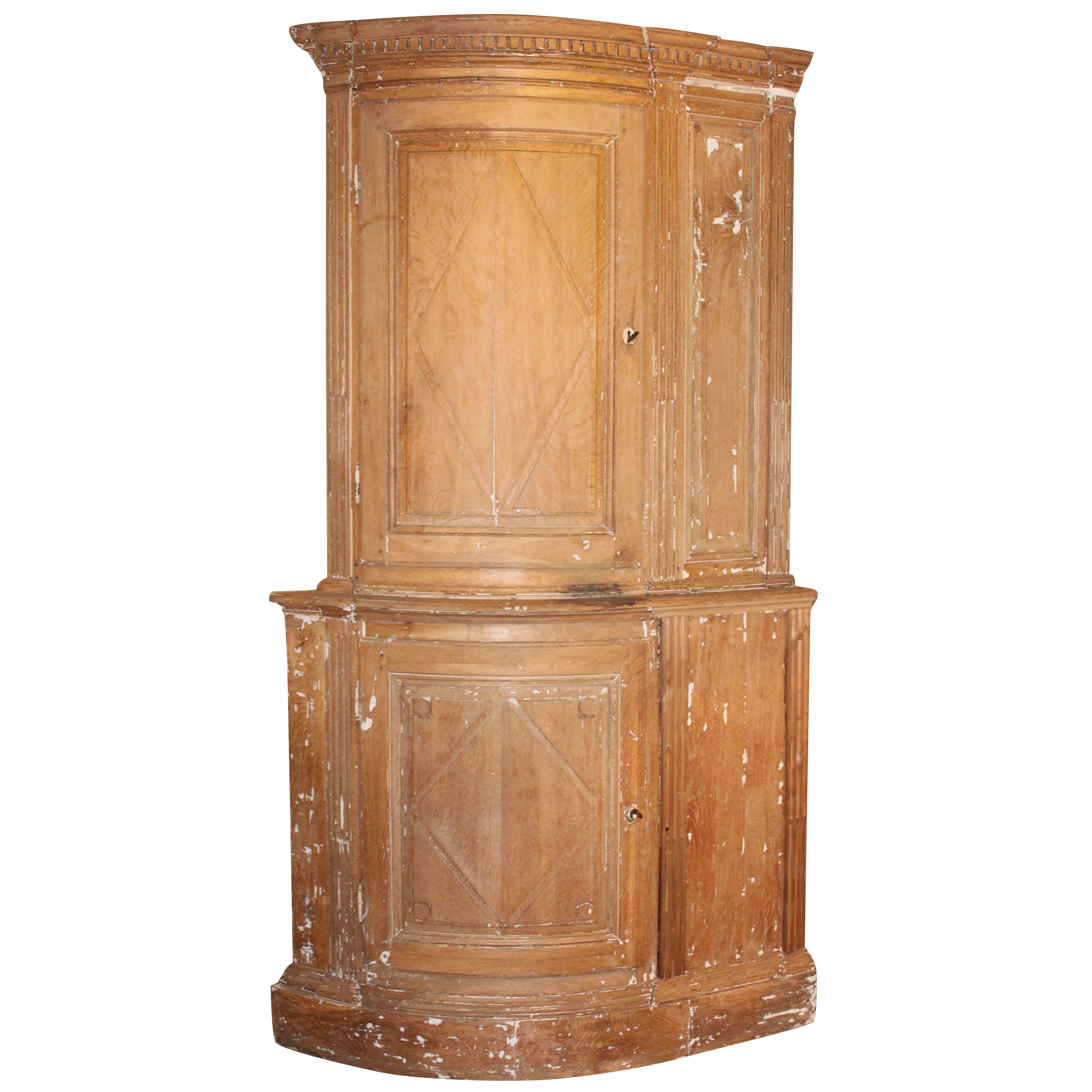 Early 18th Century Flemisch Bow Corner Cabinet For Sale