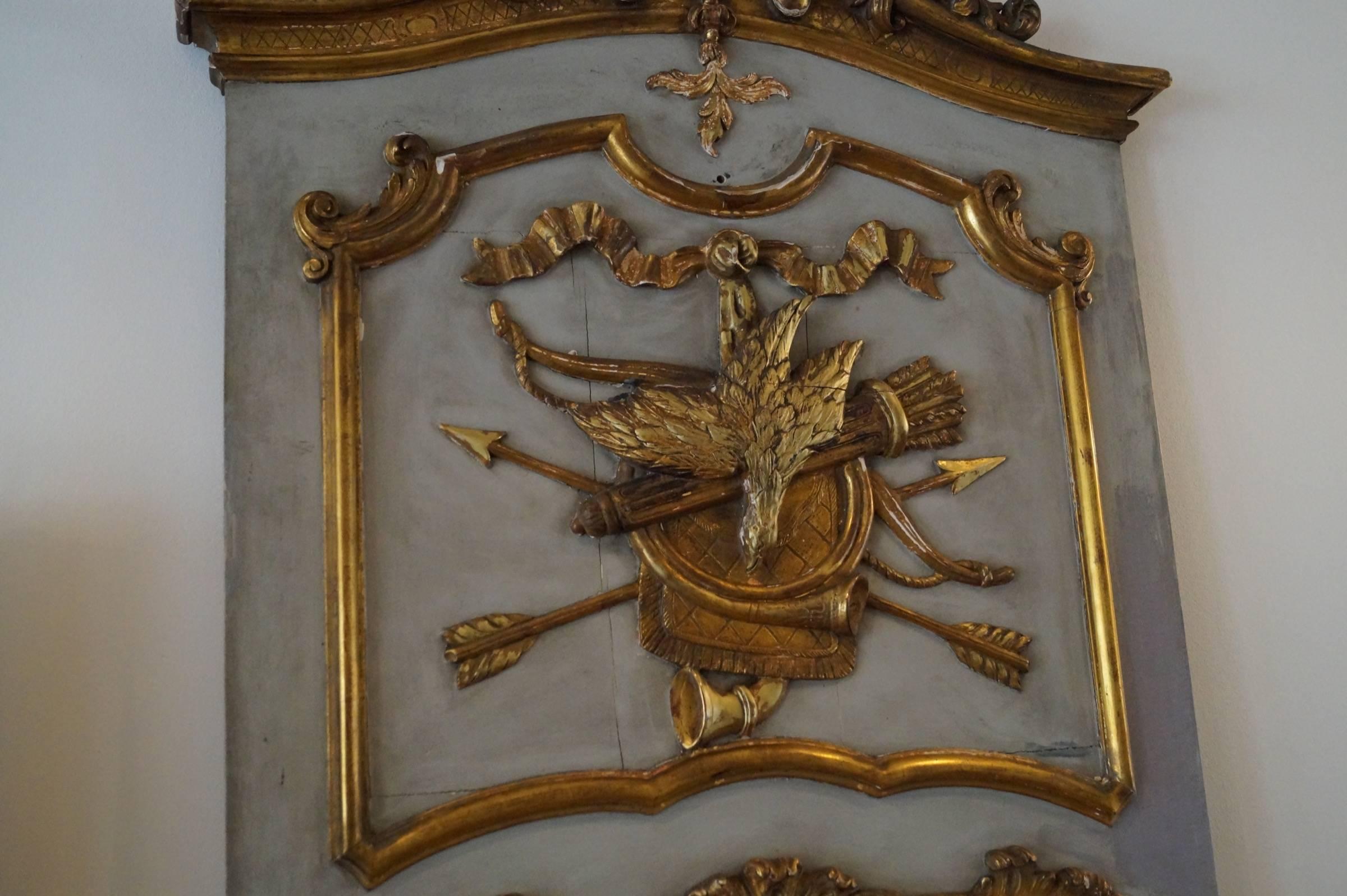 Rococo Mirror Hand-Carved and Gilded, Trumeau or over Mantel with Hunting Decor In Good Condition In Haarlem, Noord-Holland