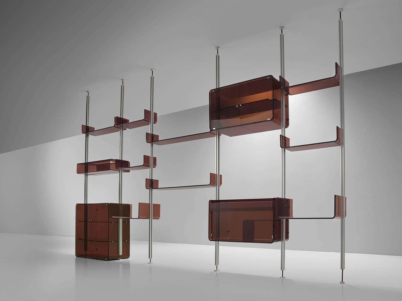 Michel Ducaroy for Roche Bobois, modular wall system, in brown plexiglass and aluminum, France, 1970s.

These freestanding shelves by French manufacturer Roche Bobois are part of the midcentury design collection. This bookcase consists of five