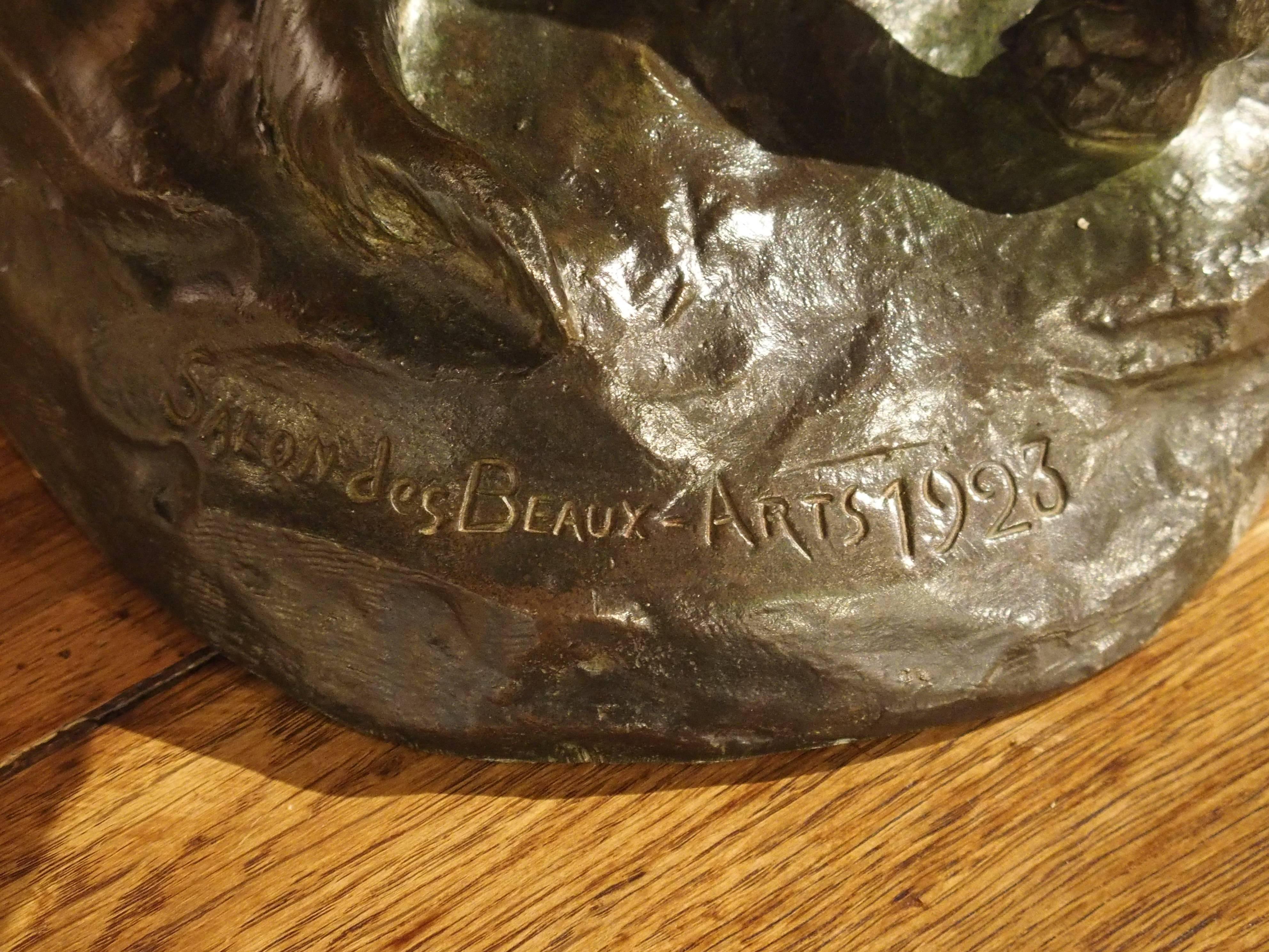Ce superbe bronze français représentant deux bergers a été réalisé pour le Salon des Beaux-Arts de 1923 par R&R ART. La capacité de Varnier à sculpter les proportions, la musculature et surtout l'émotion est phénoménale. Les chiens sont sur un