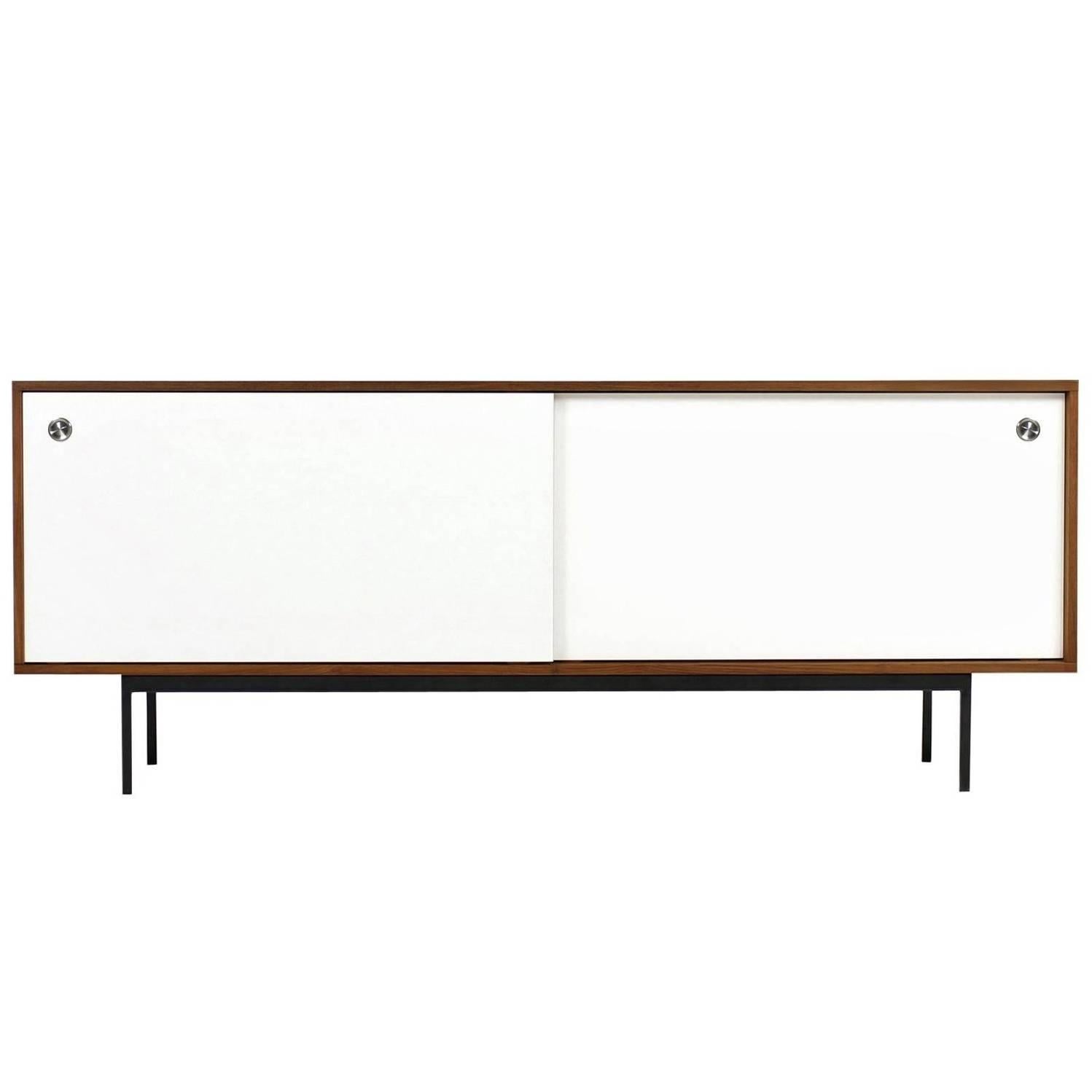 Minimalistisches Sideboard aus Teakholz, Nathan Lindberg Design, weiße Formica- Schiebetüren