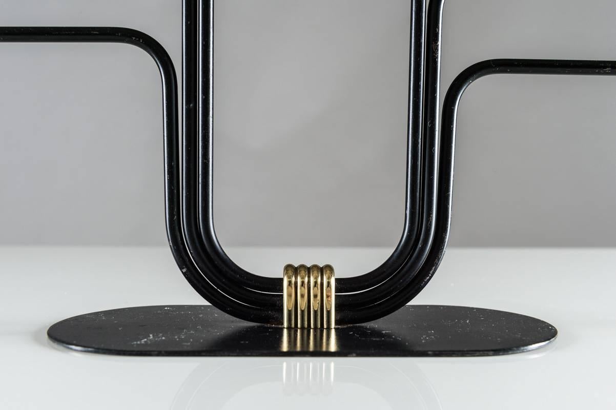 Ein schwarz lackierter Kandelaber mit Kerzenhaltern aus Messing, entworfen von Gunnar Ander für Ystad Metal (Schweden). Dieses Design ist verspielt und elegant zugleich in einer Mischung aus schwedischer Anmut und Mid-Century Modern.
Zustand: Sehr